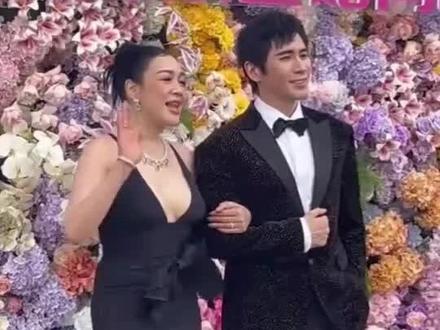 钟丽缇有过三段婚姻,具体如下:
- 第一段婚姻:1998年,钟丽缇与比利时人格林罗杰斯相识,恋爱三个月后结婚。1998年,钟丽缇生下大女儿亚斯米妮。因性格不合和生活方式差异,二人于2002年离婚。
- 第二段婚姻:2004年,钟丽缇与台湾音乐人严铮结婚。婚后,钟丽缇于2008年生二女儿考拉,2010年生三女儿严稚棱。2011年,两人离婚,钟丽缇独自抚养三个女儿。
- 第三段婚姻:2015年,钟丽缇参加综艺节目《如果爱》时与张伦硕相识,两人同年7月确立恋人关系。2016年,46岁的钟丽缇嫁给了比她小12岁的张伦硕。张伦硕对钟丽缇的三个女儿视如己出,尽管钟丽缇曾想为张伦硕生个孩子,但考虑到年龄和健康风险,最终两人决定不再生育。
需要注意的是,关于钟丽缇在51岁高龄为张伦硕生孩子的说法有误,截至2025年5月,钟丽缇和张伦硕没有共同生育子女。
#钟丽缇张伦硕 #钟丽缇女儿 #欢迎来到对抗路