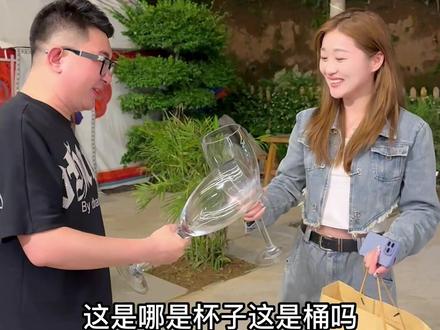 上班喽兄弟们!有位粉丝大哥让我去挑战跟他碰一杯,请我吃虾尾,挑战成功!#张一杯 #挑战 #夏天的味道