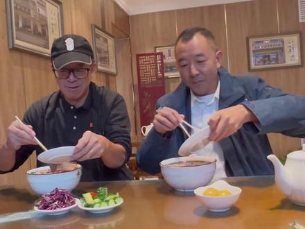 俞敏洪与陈行甲相聚兰州,俞敏洪:一碗牛肉面,足以慰藉心灵。 #俞敏洪 #陈行甲 (来源丨陈行甲社交账号)