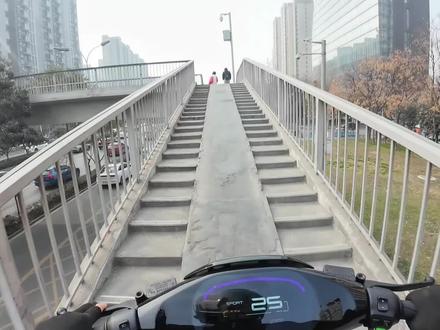 26款极核AE4se速度测评,加速极速都很猛,极速86。#极核AE4 #极核AE4SE+ #外卖电动车 #极核电动