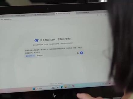 【大学老师说AI作文全判0分 学生:没想到老师会用AI工具查AI率】近日,人工智能热度持续升高。在高校,不少学生利用AI帮写论文,甚至利用AI伪造研究数据。专家建议,要引导学生充分运用先进工具,但不能过度依赖,创作性内容要自己完成。