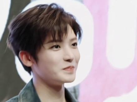 侯明昊:这个萌脸烧我先爱上了 #侯明昊 #帅哥 #萌脸