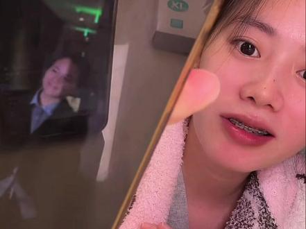 大姐第一次跟头明见面,F3 的行程都好满!后半段是网友偶遇的头明🤣说好的偶遇很从容的呢#方头明 #dede #方圆 #阿爆 #华南f3