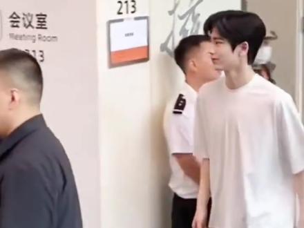 张凌赫不愧是穿搭天花板!他的这套穿搭也太清爽了!妥妥男大既视感!#pdd穿搭 #张凌赫 #张凌赫同款穿搭 #男大 #穿搭推荐