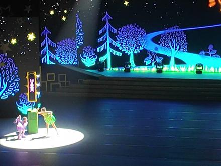 儿童舞蹈《龟兔又赛跑》 该作品荣获中国舞协举办的第十三届“小荷风采”少儿舞蹈展演最高奖项——“小荷之星”金奖
龟兔赛跑是我们都熟悉的一个童话:它说的是乌龟和兔子赛跑的故事。我们都知道,兔子最后输掉了比赛,通过这个童话故事,它告诉我们,骄傲和努力最后的不同结果!小的时候,老师常用这样的故事来激励我们努力学习!
这个儿童舞蹈的编剧和编导并没有停留在简单的故事复述上,而是赋予了故事一个充满了现代气息和合作精神的全新内核----“又”赛跑。
比赛的终点设在一条湍急的河流对岸,兔子虽然迅捷,却被河水阻挡,乌龟虽然缓慢,却凭借游泳的本领,安然渡河。
就在兔子焦急万分却又无可奈何时,乌龟并未独自冲向终点,而是折返回来,驮着兔子一起过河,最终同时达终点!
通过这一情节的改编,它将竞争关系转化为合作关系,将你输我赢的零和博弈,升华成“合作共赢”和谐乐章!
舞蹈巧妙地融入了经典寓言的内涵。通过高难度的蹦跳动作,兔子角色的急促心情被生动演绎;
而深蹲与臀桥的精准展现,则突出了乌龟的坚韧精神。
此外,巧妙隐藏在其中的红绿灯道具,更是别出心裁。在追逐戏中,孩子们一次次呼喊“不要啊”,将疲惫表现得淋漓尽致。
最终,他们卸下“壳”与“耳”,回归纯真的画面,深深打动了观众的心。