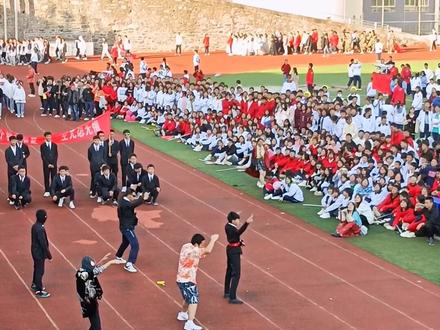 这同学一本正经的在舞蹈#运动会 #铜仁二中