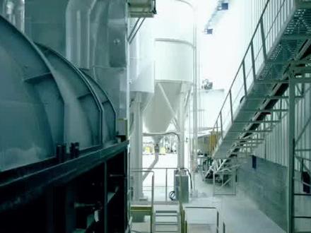 朋友们,今天咱们聊一件光伏行业的大事儿,这可能是整个行业拐点的一个标志性信号。
就在12月28号,老牌光伏企业亿晶光电突然发布公告,说收到了全椒县政府的听证通知书,要追回1.4亿投资款,还要解除当初签订的百亿光伏项目协议。这事儿听起来就火药味十足,背后折射的,是整个光伏行业从疯狂扩张到残酷出清的剧变。
那么,到底发生了什么?
时间回到2022年9月,当时光伏市场一片火热,亿晶光电大手一挥,宣布要在安徽全椒砸下重金,建一个超级基地:10GW光伏电池、10GW切片、10GW组件,三期项目加起来规模惊人。当年11月项目就破土动工,2023年7月开始陆续投产。可就在最近,全椒县政府翻脸了,认为亿晶光电没有兑现承诺,现在不但要追钱,还要追究违约责任。
亿晶光电自己也承认,只建完了一期7.5GW的电池产能,剩下的二期三期根本就没动工。更关键的是,从2024年10月份开始,连这7.5GW的产能也陆续停产了。也就是说,政府眼里的“香饽饽”,现在变成了“烫手山芋”。
这件事情的深层逻辑到底是什么?说白了,就是光伏行业的产能过剩已经到了政府都无法坐视不管的地步。
2023年,中国光伏行业协会公布过一组震撼数据:整个行业的供给产能飙升到了1003GW,可全球市场需求只有550GW左右,产能直接超出需求近一倍!到了2024年,情况更糟,全行业超20个项目宣布终止或延期,组件价格从年初的0.9元每瓦暴跌到0.66元,跌破了行业协会测算的0.68元成本线。更残酷的是,这7.5GW的TOPCon电池产能,原本是亿晶光电押注下一代技术的希望所在。可市场变化太快,需求还没起来,产能先过剩了。
而全椒县政府这次发难,恰恰说明产能出清的序幕正式拉开了。过去十几年,各地政府为了招商引资,对光伏项目可以说是求贤若渴,土地优惠、资金补贴、代建厂房,能给的都给。但现在风向变了,当项目变成负资产,政府第一个站出来要追回投资。这释放的信号极其明确:没有竞争力、无法兑现承诺的产能,不再享受政策红利,反而要承担违约责任。这不是个案,2024年以来,ST绿康、ST海源等一批跨界光伏企业有退市风险,麦迪科技这类企业开始甩卖光伏资产,行业自发性的供给侧改革已经启动。
#亿晶光电 #全椒光伏 #光伏产能过剩 #光伏反内卷 #隆基绿能