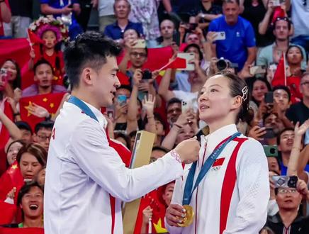 黄雅琼独缺全运会金牌,“雅思组合”最后一舞能否圆梦?
在世界羽坛,“雅思组合”郑思维/黄雅琼早已成为混双项目的传奇。他们携手拿下奥运会、世锦赛、亚运会、亚锦赛、年终总决赛等几乎所有国际大赛冠军,完成混双“全满贯”,并曾连续129周高居世界排名第一。然而,在这份辉煌履历中,唯独缺少一枚国内最高荣誉——全运会金牌。
现年31岁的黄雅琼,技术细腻、意识出众,赛场上的沉稳与场下的温婉气质,让她圈粉无数。尽管她在国际舞台屡创佳绩,但在全运会的征途上却始终与金牌擦肩而过:
2017年天津全运会,她与鲁恺搭档闯入决赛,最终不敌郑思维/陈清晨,收获银牌;
2021年陕西全运会,她终于与郑思维组成固定搭档出战,却在决赛中以1-2惜败于王懿律/黄东萍,再度屈居亚军。
两次冲击金牌未果,让这枚全运会金牌成为黄雅琼职业生涯中唯一的遗憾。如今,随着2025年粤港澳全运会临近,这对黄金搭档迎来最后一次共同征战国内赛场的机会。
值得一提的是,郑思维已明确表示:“这一届全运会是我职业生涯的最后一场比赛。在国际赛场,我的退役战打得挺圆满,希望这次在国内最重要的比赛中,也能留下一个圆满的句号。”他近期一直与黄雅琼在杭州封闭训练,为这场“最后一舞”做足准备。他也特别邀请长期支持他们的球迷“Aiden”亲临现场,见证这段传奇组合的谢幕之战。
虽然黄雅琼尚未正式宣布退役,但本届全运会极有可能是她与郑思维搭档的终点。若能在此刻摘得金牌,不仅将填补她个人荣誉簿上的最后空白,也将为“雅思组合”的辉煌生涯画上最完美的句点。
对于球迷而言,这不仅是一场竞技较量,更是一场情感告别。大家期待着,在粤港澳的赛场上,黄雅琼终于能捧起那枚迟来的全运会金牌,让梦想圆满,也让传奇不留遗憾。#羽毛球 #雅思组合 #黄雅琼 #郑思维 #全运会