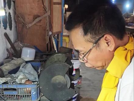 你还记得有木制品单车吗 在潮汕先前接亲时,真的又出现木制品单车接亲,这段被电影《给阿嫲的情书》还原出来了,木生买不起单车自己手搓一辆木单车去接淑柔,这段是不是感动到你了,确实也是致敬老一辈手艺人木匠人#木制品生产厂家 #给阿嫲的情书 #单车 #潮汕传统 #木匠手艺人
