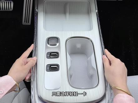 只要给我们中控凹槽装上这款水晶饰条 就可以 让中控氛围灯效果提升好几个档次 原车开模无损安装 装上后还可以避免凹槽积灰 氛围感拉满 #中控氛围灯 #氛围灯 #小米汽车 #su7