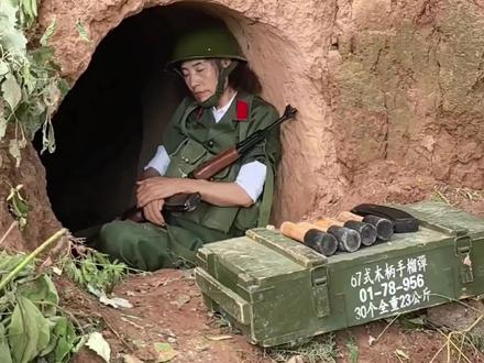 我军战士坚守在小小的猫耳洞空间,一切只为保家卫国,致敬人民子弟兵!致敬所有参战军人!#对越自卫反击战#牢记历史传承红色基因,#铭记历史#猫耳洞(木质道具,安全拍摄,演绎英雄故事,无不良引导)