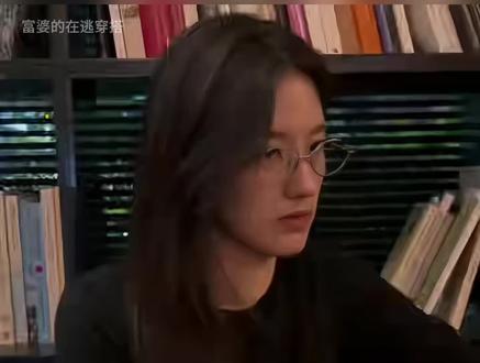 高智感穿搭拆解✨文智媛的理性美学 三星工程师文智媛,自带“高智感”!低饱和基础色搭配利落极简款,伪素颜妆容配慵懒发型,理性克制又从容。不刻意追时髦,穿出聪慧气质,这才是最高级的穿搭美学!#高个子穿搭 #韩系穿搭 #高智感穿搭 #每天一个穿搭灵感 #ins博主穿搭