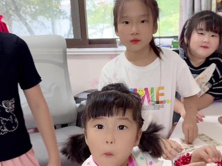 因为妹妹犯错被妈妈关小黑屋,姐姐担心妹妹会害怕竟然这样说……