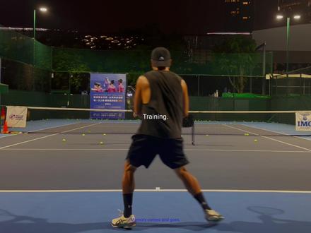 网球日常|追法网+刷RAFA 这周#法网 看得五味杂陈,尤其是39岁德约苦战五盘,最终不敌19岁巴西小将丰塞卡,遗憾止步第三轮。但我依然觉得德约太屌了。
另外等了几个月的Netflix《Rafa》纳达尔纪录片也正式上线,重温了纳达尔的故事和赛事,回忆满满,很受感动。
作为80后,他俩真的是贯穿整个青春的偶像。纵然岁月流逝,年纪渐长依旧全力拼搏。真是我的中年偶像!
看着他们的坚持,我也重新被点燃动力,决定多花时间泡在球场,做一点针对性的训练,当然,熬夜看球,不睡觉,很兴奋,一早就去打球是不推荐的😂
打球,也是为了打磨身体、中年男人更需要运动,拥抱更积极的生活状态。
被偶像影响,让我这一周很精彩,这大概就是体育最动人的地方吧!
#上抖音分享我的运动生活 #深圳网球 #网球 #网球人的夏日多巴胺