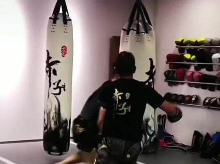 自称一个能打一百人的嘴炮吊打哥,实战水平实在让人大跌眼界。#吊打哥 #杨守田 #陈大师 #广西狼兵