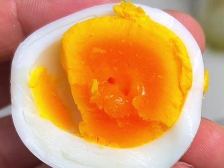 是不是已经按捺不住想试试了?我当时也是,盯着手机计时的时候,心都跟着秒针在跳,就想赶紧看看那“流星”和“细闪”到底长啥样~ 这种对美食的小期待,还挺让人雀跃的, 真是行行出状元, #跟蛋神学煮鸡蛋#煮鸡蛋#细闪款鸡蛋#鸡蛋的神仙吃法 #溏心蛋