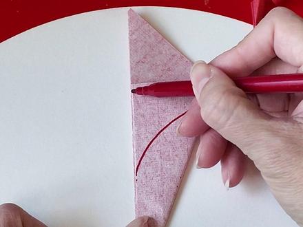 画交叉弧线,剪迎春窗花,小朋友们和我一起剪窗花迎新年吧。 #亲子手工 #手工diy #剪纸 #新年手工 #新年剪纸