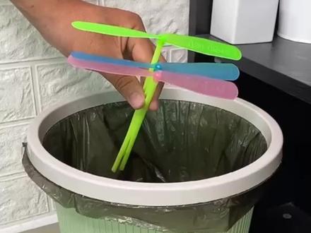 这年头,一张卡纸就能拥有的快乐可不多了,快来一起做这个安全好玩的竹蜻蜓吧。就是现在,一起放飞童年吧!#竹蜻蜓 #手工玩具 #幼儿园手工 #我的手工日常