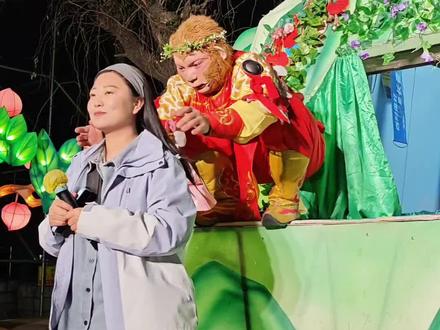 猴哥给老妹过生日,跳舞唱生日歌,情绪价值拉满!#长春动植物公园#雪饼猴#雪饼猴王铁柱 #生日快乐 #搞笑