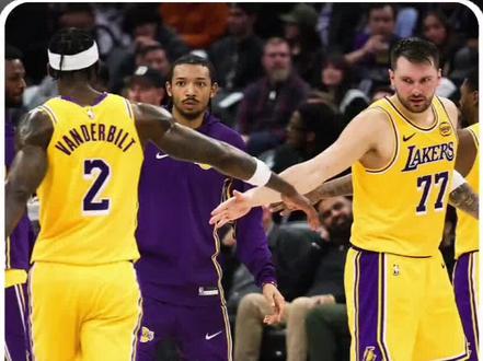 湖人队如果进攻打不开,同时又没有防守,那么他们就很难赢得比赛#湖人 #詹姆斯 #东契奇