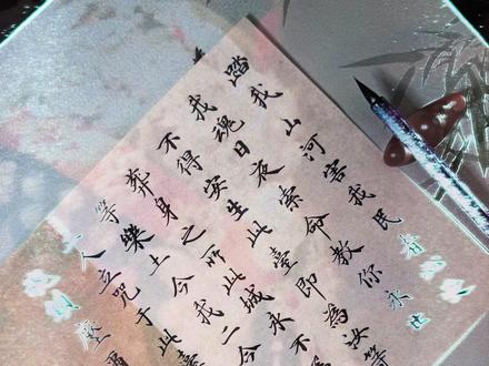 戳我心窝的临场改词 最戳心的是那句临场改词💔
从“今我二人”改成“今我夫妻二人”
两个字,道尽青梅竹马的情深,也唱尽家国大义的悲壮
一个眼神,一句绝唱,瞬间泪崩😭
内娱亲烂嘴的工业糖精,真的不如这一个眼神动人
没有狗血剧情,没有多余台词
全靠眼神戏、电影感镜头、中式悲剧美学暴击
无限流外壳,裹着最厚重的家国情怀
灵感还是源自15岁抗日英雄的真实往事
网友全员破防:
“哭到窒息,不敢看第二遍”
“这才是短剧天花板,格局直接拉满”
“刻在骨子里的家国大义,太好哭了”
#ENEMY #短剧推荐 #梨园双星 #短剧天花板 #哭戏封神