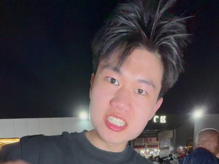 保定夜市!!885夜市! 这次是我第三刷885夜市了!每次来都能发现新的惊喜!今吃到了海南冰稀饭、只要6元超高性价比的里脊肉饼,还有一口一万大卡的芝士蛋堡火鸡面,最后是老板特意为了我准备的加满辣椒油的鸡汁热干面!#保定美食 #保定探店 #保定 #885美食广场 #烟火气