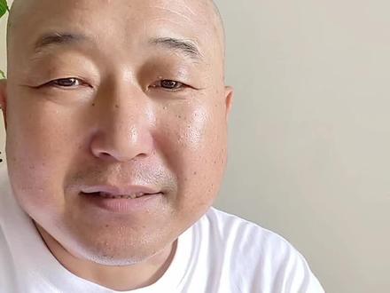 其实#张大炮 在河南老家,根本没得罪谁。
他说白了,就是#信阳毛尖 茶商之间互相内斗、内卷博弈的牺牲品。
大家都清楚,炮哥一直踏踏实实做助农。不管是推广河南老家的各类农产品,还是宣传信阳毛尖,从当地政府、普通老百姓,到茶商同行、广大粉丝,前期都是一致认可、好评不断的。
那后来他为什么在直播间说出了那些被认定为错误的言论?
核心原因很简单:炮哥本身对信阳毛尖是外行。
他可能短时间内听了部分茶商给他灌输的片面、甚至错误的茶叶知识。
比如什么同一山头、湖北茶和信阳茶相近,四川毛尖和信阳毛尖区别不大这类说法。
刚好直播时,有黑粉在带节奏,他本来是想怼黑粉、维护自己,情急之下,就把道听途说的错误观点脱口而出。
结果被有心之人、黑粉抓住把柄,断章取义、刻意放大,对他进行集体抹黑和围攻,最后造成了很大的负面影响。#好人难做
说到底,这根本不是炮哥本意要胡说八道
他只是无意间卷入了信阳本地茶商之间的利益之争、同行内斗,成了被拿来攻击、拿来当靶子的牺牲品。 说到底他只是一个外行人被内行人带偏了而已
要说委屈,谁有炮哥委屈呢#助农扶农 #光头田哥