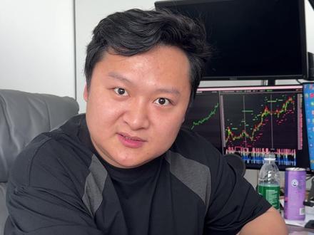 油越贵,风险资产压力越大。 卡住霍尔木兹,高油价就会成为常态...油价涨,不仅推动通胀,还会抬高整个经济运行成本,它已经从“通胀变量”变成“衰替触发器”!#油价 #黄金 #贵金属 #贸易战 #霍尔木兹海峡