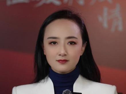 女子驾驶新能源汽车冲入河中