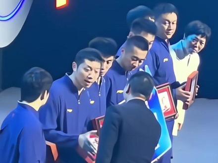 许昕还是太全面了,领个奖还能被忽略握手!#许昕