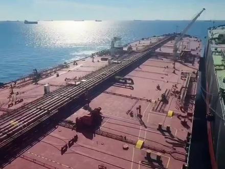 在霍尔木兹海峡里面,已经有超过150艘油轮和液化天然气船,在下锚等待进一步计划。前几天也有远洋船加快航速,驶出波斯湾,离开霍尔木兹海峡。还有远洋船在波斯湾里面下锚,等待进一步计划。