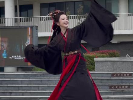 抱到了仙女虞姬李依晓!她太好了!#虞姬李依晓回宿迁啦 #虞姬李依晓 #李依晓cos虞姬 #洋河 #元宝铁定圆 @李依晓 @李依晓工作室 @洋河酒厂文化旅游区