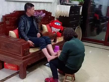 他说:有这样的女人男人再苦再累也值傳了。我说:我会一直宠着你。受过累的男人不去宠天理不容。他说那是🥴🤒