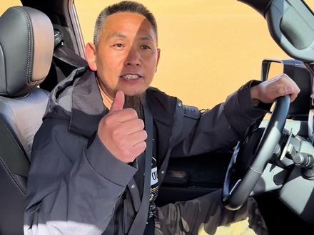 今天出了点小插曲,东来哥的车气囊没关过一个刀锋颠簸了一下,侧挂倾斜度过大导致侧气帘弹出,车上人员都有惊无险。大家不用担心#胖东来#于东来#沙漠越野 #乌兰布和沙漠 #汽车