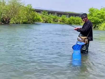 玩归玩,闹归闹,就爱和徒弟开玩笑#户外钓鱼 #溪流钓 #男人简单的快乐
