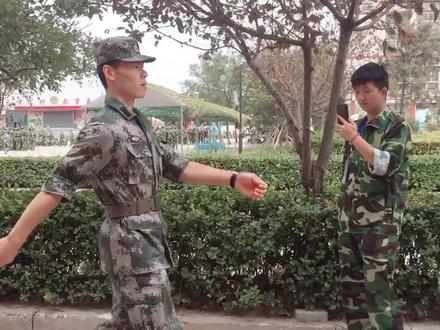 快来学习怎样由齐步接正步啦。附送教官向右看敬礼的示范动作😝😝😝