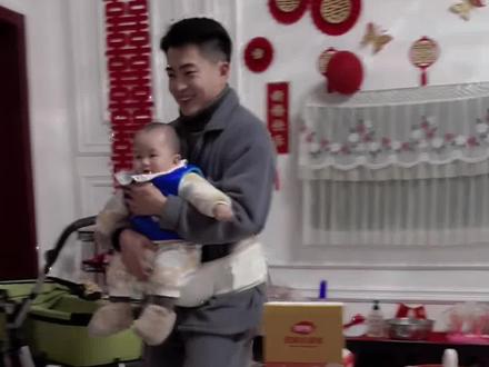 五个月的宝宝贼喜欢舅妈@小橙子麻麻