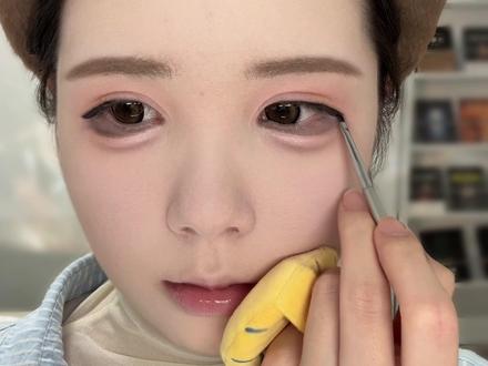一分钟教你学会这个软萌甜妹妆,宝宝们快来跟练评论区交作业!🙋🏻♀️#妆教 #新手化妆教程 #分享妆容 #美妆模范生 #方圆脸妆容 @DOU+小助手 @DOU+上热门