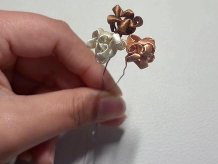 有很多宝子觉得这个小花花很有创意,哈哈,我也是意外收获,本想缠细长条来做装饰,缠完后发现卷的厉害,于是将计就计开始卷,于是就得到了这些抽象小花花😁😁,有喜欢的宝子可以做起来哦#非遗缠花 #小花花 #手工