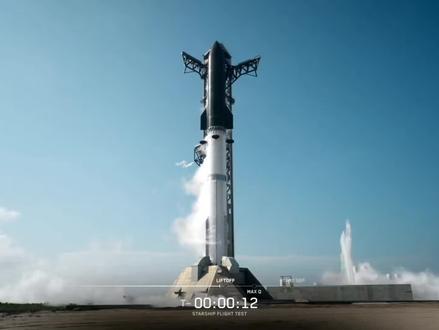 北京时间2026年5月23日06时30分,SpaceX星舰V3第12次试飞发射,这将是星舰V3版本的首次飞行,也是从星际基地2号发射台的首次飞行,星舰S39号飞船和超重型助推器B19都进行了重大改进。助推器的主要测试目标是成功完成发射、上升、级间分离、助推返回点火以及在墨西哥湾近海着陆点的着陆点火。由于这是经过大幅重新设计的飞行器的首次飞行测试,助推器不会尝试返回发射场进行回收。星舰上面级将完成多项在轨和再入目标,包括部署22个星链模拟器,其尺寸与下一代星链卫星相仿。星舰上的几块瓦片被涂成白色,以模拟缺失的瓦片,并在测试中用作成像目标。星链模拟器将与星舰处于相同的亚轨道轨迹上。此外,还计划在太空中重新点燃一台猛禽发动机。#SpaceX #星舰发射 #火箭发射 #星舰第12次试飞 #星舰