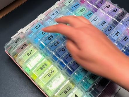 跟我一起拼最近很火的拼豆#英子模仿大赛 #手作diy #拼豆 #拼豆图纸 #拼豆教程