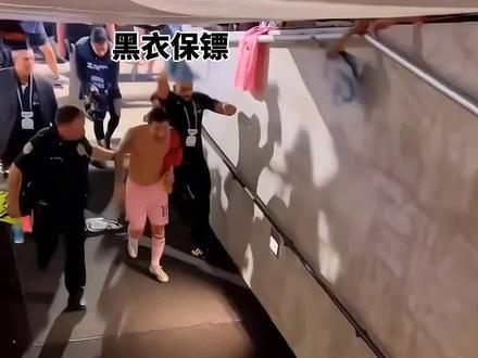 这名光头保镖叫亚辛·丘科,一名前美军士兵,曾作为海豹突击队成员在伊拉克和阿富汗作战。丘科还是一名武术、跆拳道和拳击专家,并参加过多场综合格斗比赛!#dou来足球季 #迈阿密国际 #梅西 #保镖
