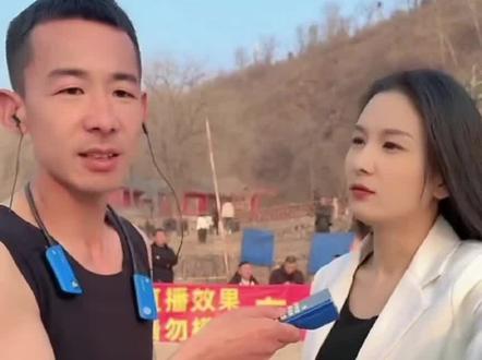 我摔你两口子 摔输了你俩拜堂!😂#毛洋洋 #摔跤 #快来围观