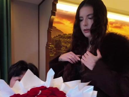 哪有外国人什么都不要的?这些是斯拉夫女生的最低标配 最近刷到好多人说“外国女生什么都不要,不要彩礼”,真的笑不活了
就像这首在TikTok爆火的俄语歌《Базовый минимум》,斯拉夫女孩们都在跟着唱,其实就是在大大方方说自己的“基础要求”——不是拜金,也不是针对谁,只是坦诚表达自己想要的东西而已
现实里哪有什么“什么都不要”的恋爱?不管是中国女生还是外国女生,大家想要的核心都一样:被尊重、被偏爱、有安全感、有未来规划,当然也包括稳定的生活和物质基础
与其被“外国女生不物质”的谣言洗脑,不如清醒一点:真正的感情从来不是“谁要得少”,而是两个人三观契合、彼此奔赴#最低标配 #俄语 #情侣互动 #斯拉夫女人 #外国人在中国