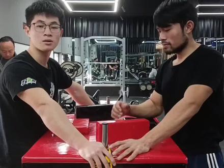 新的一年来段扳手腕教学视频,讲解大致的正确发力以及如何避免危险的发生#稳住2021 #教程 #腕力