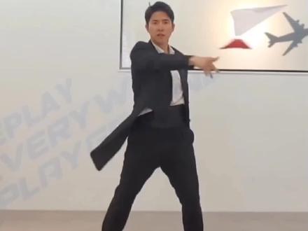 2022红牛纸飞机大赛花式冠军,超级回旋纸飞机#纸飞机#折纸#手工#回旋纸飞机#创作灵感 #折纸飞机教程