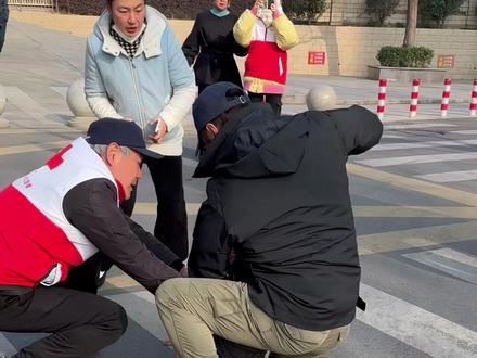 生死时速!幼童吃玉米窒息昏迷,奶奶崩溃大哭……危急时刻,路过的当地红十字会志愿者立即上前,果断实施海姆立克急救法,孩子恢复呼吸,转危为安。为你们点赞!@所🉐皆所愿
