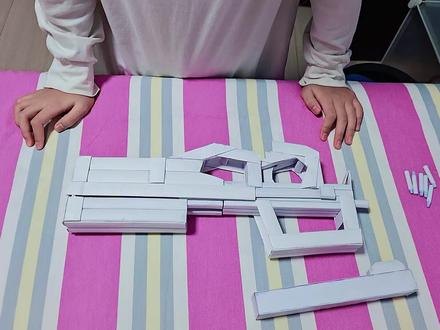 p90冲锋枪,这次做的要比第一次更工整。就是费纸,费502胶水。