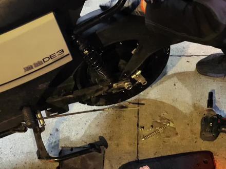 为了安全 请给电动车更换更大更粗更安全的电动车轮胎 #雅迪电动车 #换轮胎 #电动车轮胎 #摩托车修理 #机车维修 #专业维修保养 #电摩 #换胎 #摔车