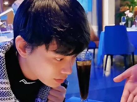 早期的素颜顺毛小兮兮干饭好可爱吧 我猜很多海棠宝宝们没看过 这时候丁禹兮兮还是个锅盖头好青涩 吧这是小丁上戏时的一个老师 开了个餐厅 邀请小丁去吃饭#丁禹兮早期 #吃播 #氛围感 #青涩时光